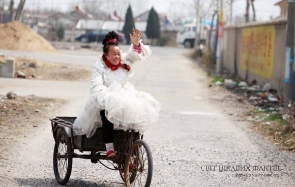 Чому китаянка 10 років носить тільки весільні сукні?